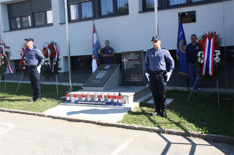 Slika /PU_BB/Obilježavanja/Grubišno Polje - Dan policije i otkrivanje spomen obilježja/IMG_9478.JPG